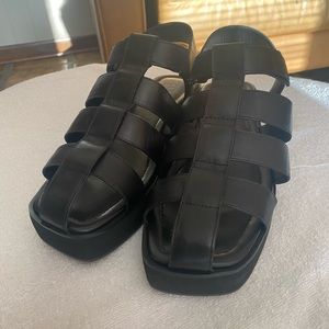Chunky fisherman sandals, black size 9